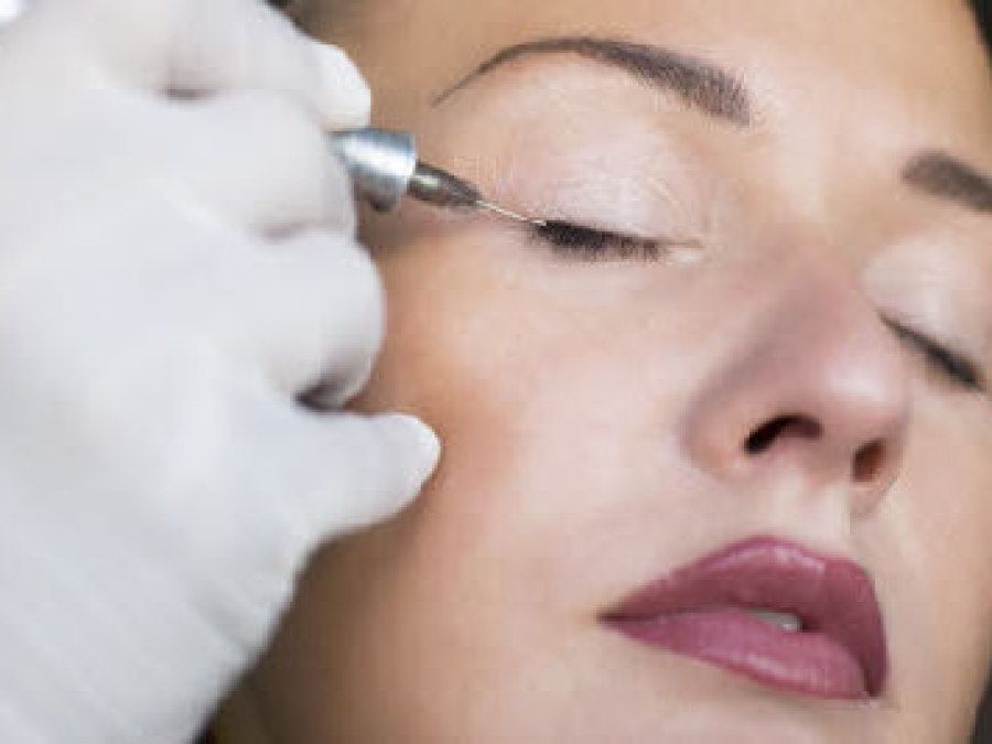 Pigmentierung eines oberen Lidstriches im kosmetikstudio Reichel.