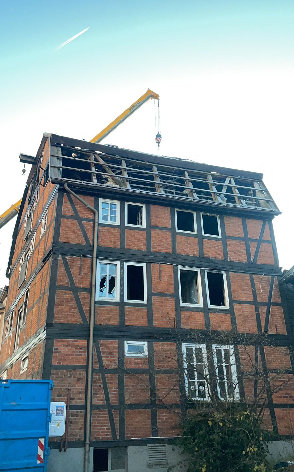 Dacharbeiten, Dach sanieren, Dach dämmen, Dachbalken, Dach decken, Fenster, Fassade