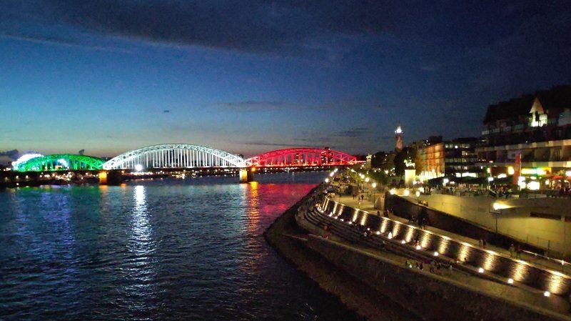 Hohenzollernbrücke und Rheinboulevard in der Nacht in Köln
