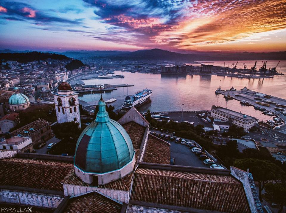 Foto panoramica del porto di Ancona