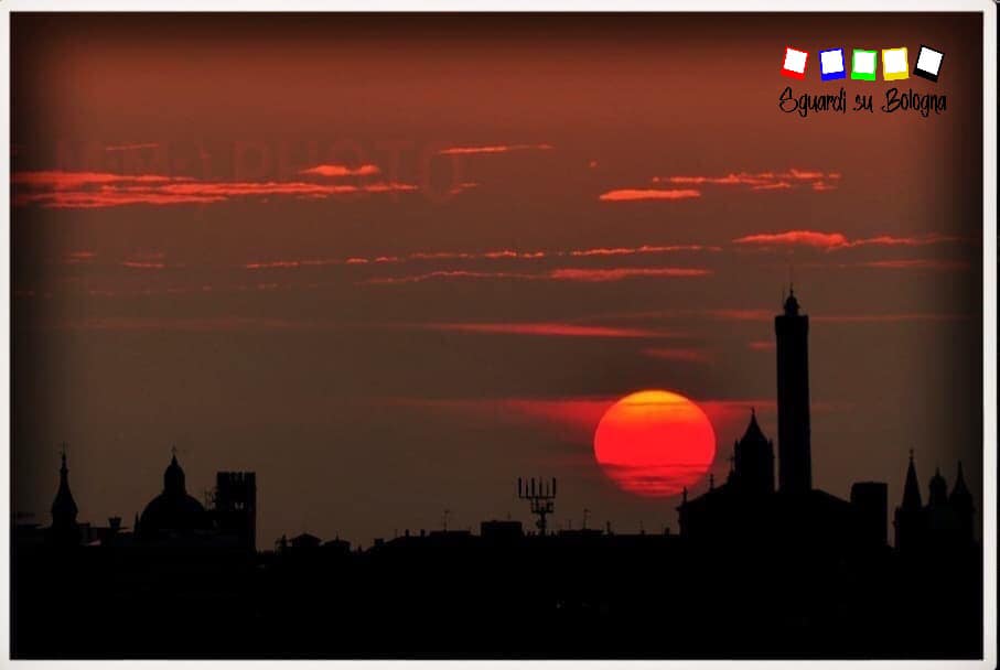 Foto panoramica di Bologna al tramonto