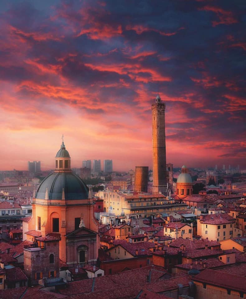 Foto panoramica di Bologna col cielo tinto di rosa