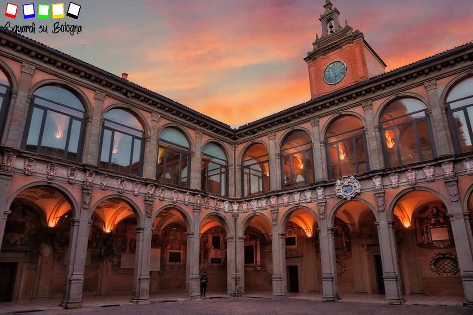Foto del chiostro e del portico della Biblioteca dell'Archiginnasio di Bologna