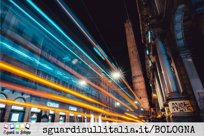 Foto notturna della Torre degli Asinelli di Bologna con scia di luce