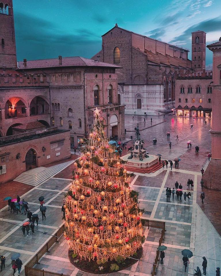 Natale a Bologna: arriva il via all'accensione delle luminarie natalizie