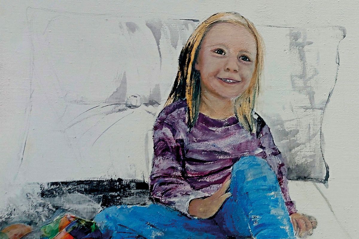 Foto: Karin Hirschle Porträt eines Mädchens mit einem Kissen im Rücken.