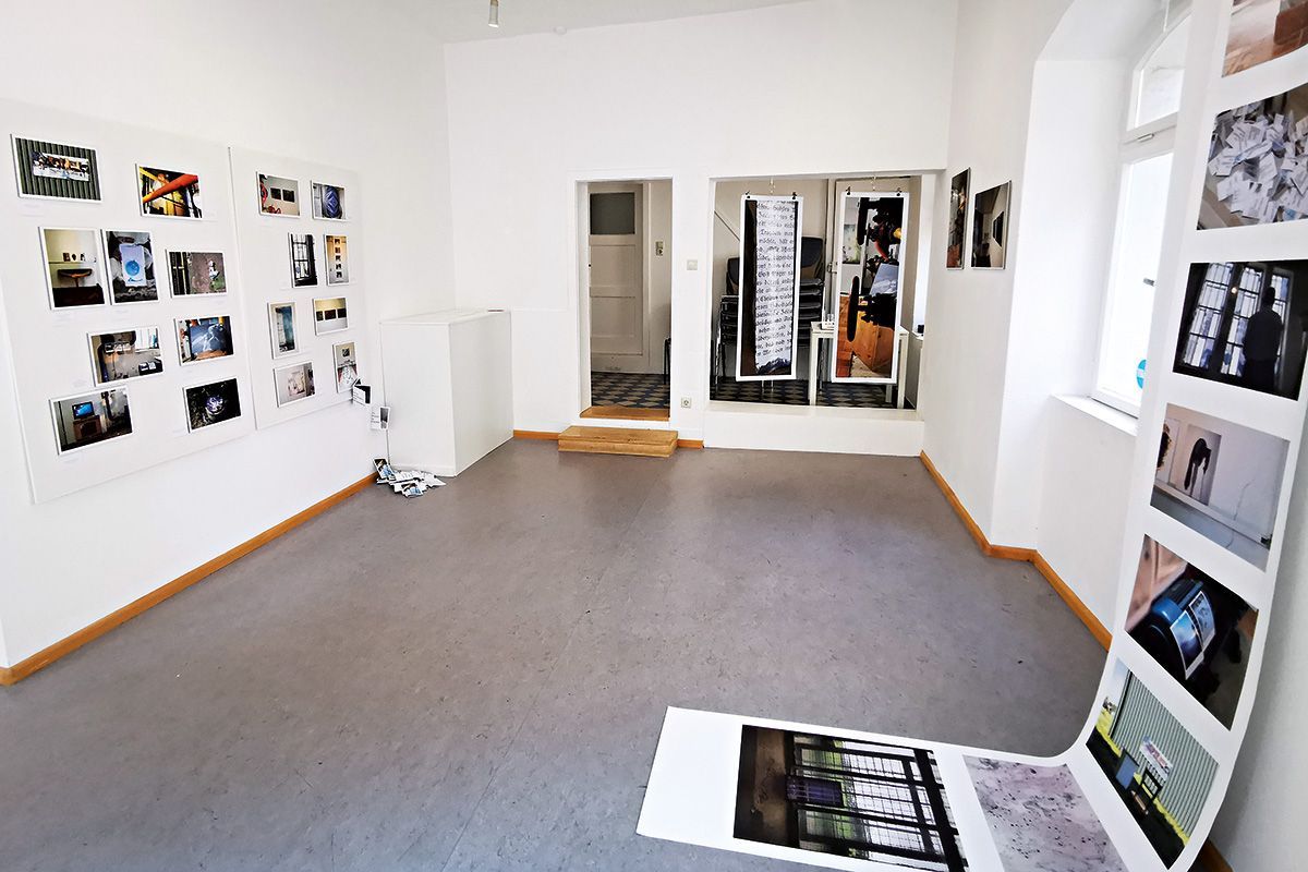 Foto: Felix Grundhöfer Blick in den großen Ausstellungsraum der Galerie L'art pour Lahr mit Werken der Künstler*innen von Visarte Oberwallis zum Projekt
