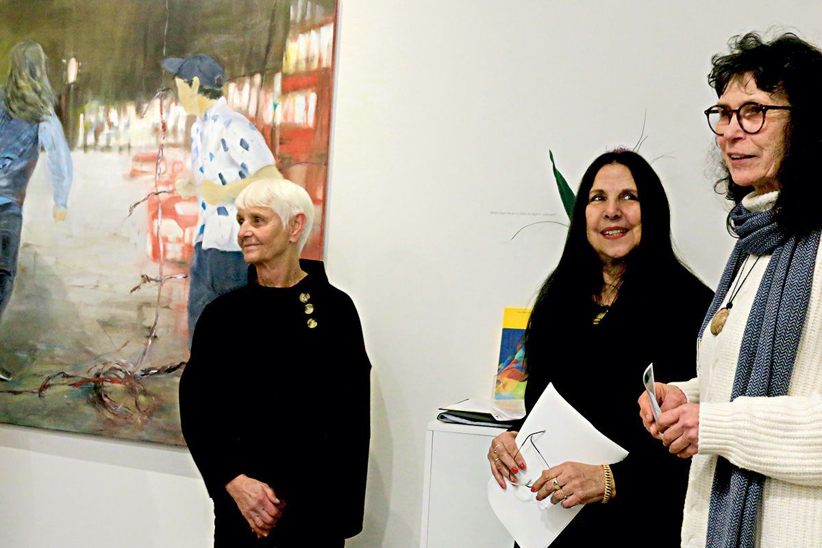 Foto: Heidi Fößel Vernissage der Ausstellung mit der Künstlerin vor einem ihrer Bilder.