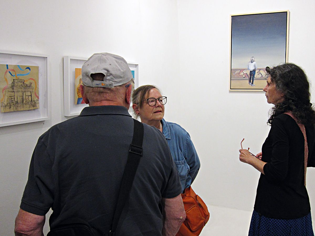 Drei Ausstellungsbesucher vor Werken der Künstlerin Marion Bekker. Foto: Dieter Weißenberger