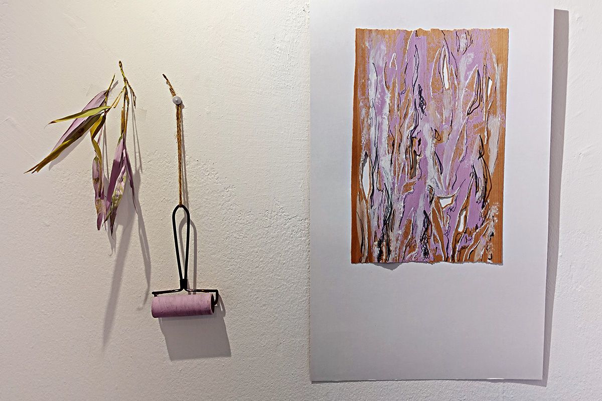 Foto: Dieter Weißenberger Projekt Druckkunst: ein getrocknetes Grasbüschel, eine Farbwalze und der fertige Druck hängen an einer Wand.