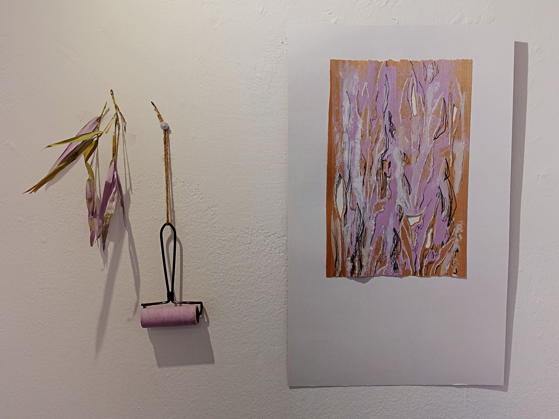 Projekt Druckkunst: ein getrocknetes Grasbüschel, eine Farbwalze und der fertige Druck hängen an einer Wand. Foto: Dieter Weißenberger