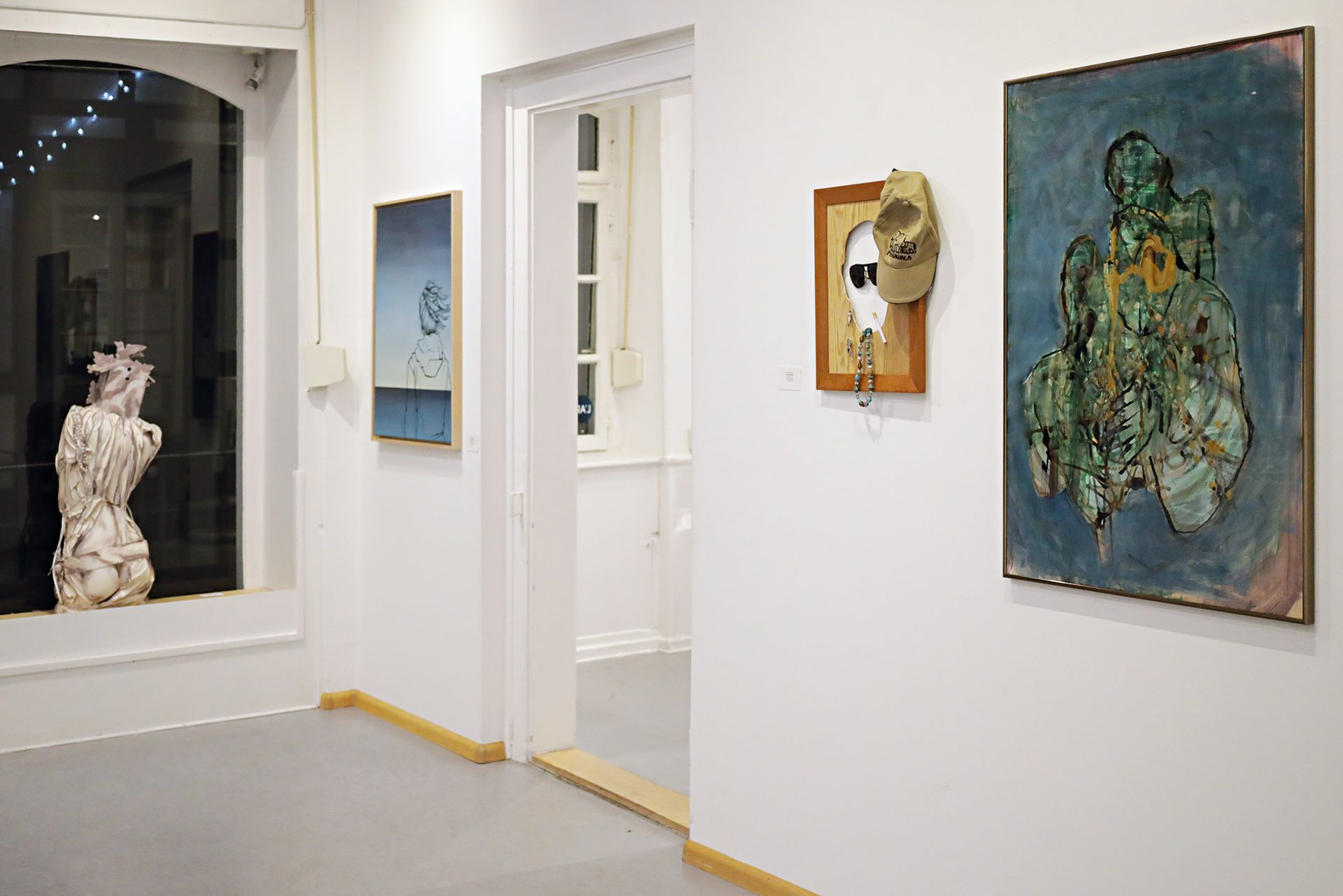 Gruppenausstellung Faceless mit einigen Kunstwerken an der Wand. Foto: Dieter Weißenberger