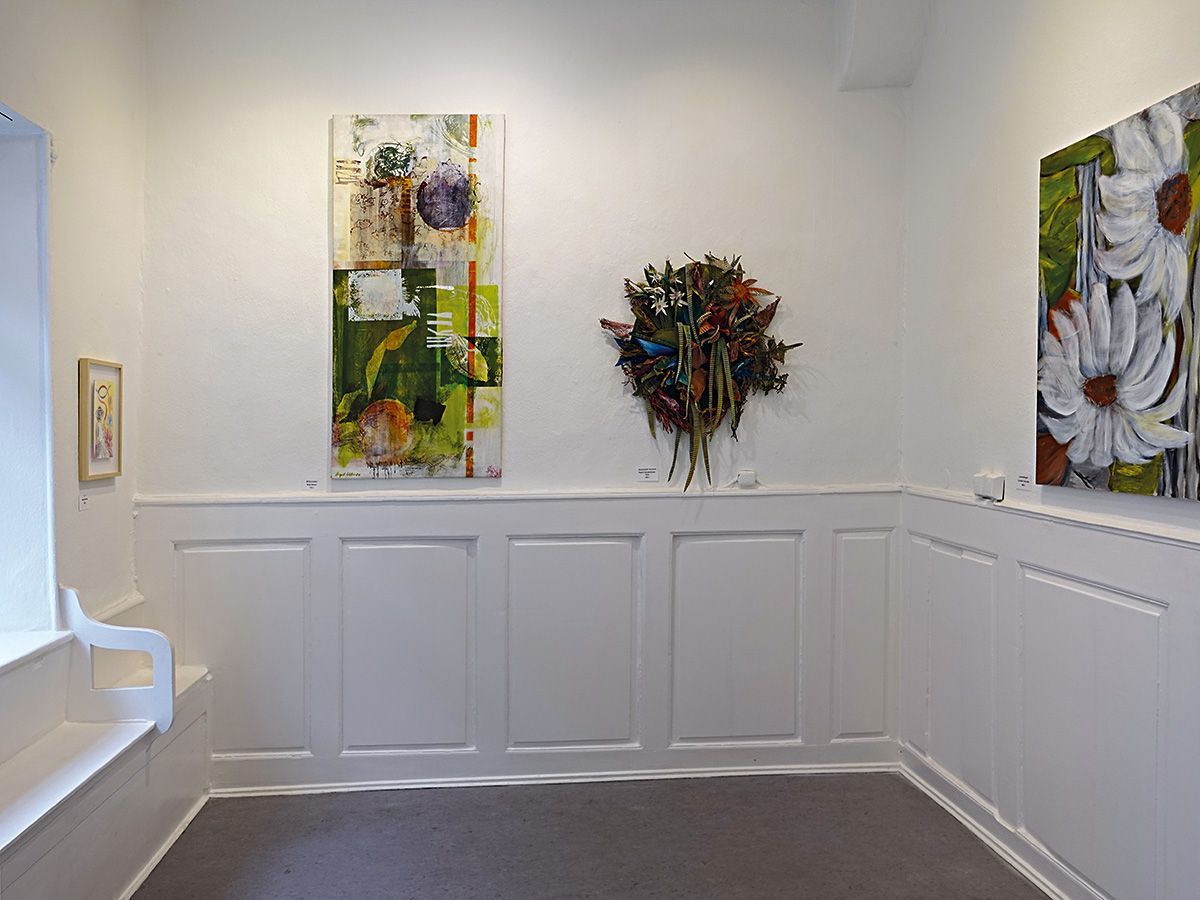 Blick in die Ausstellung Flower Power mit vier verschiedenen Kunstwerken an den Wänden. Foto: Dieter Weißenberger