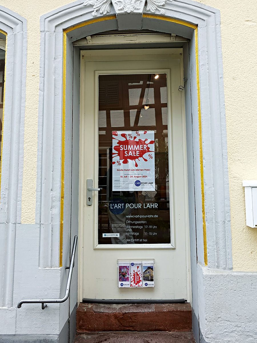 Die Eingangstür der Galerie mit dem Plakat der Ausstellung. Foto: Dieter Weißenberger