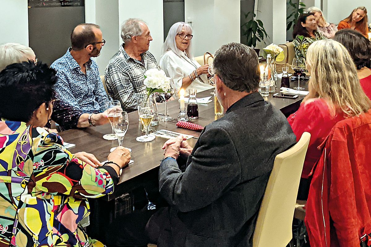 Foto: Klaus Burth Weihnachtfeier: Mitglieder von L'art pour Lahr an einem langen Tisch.