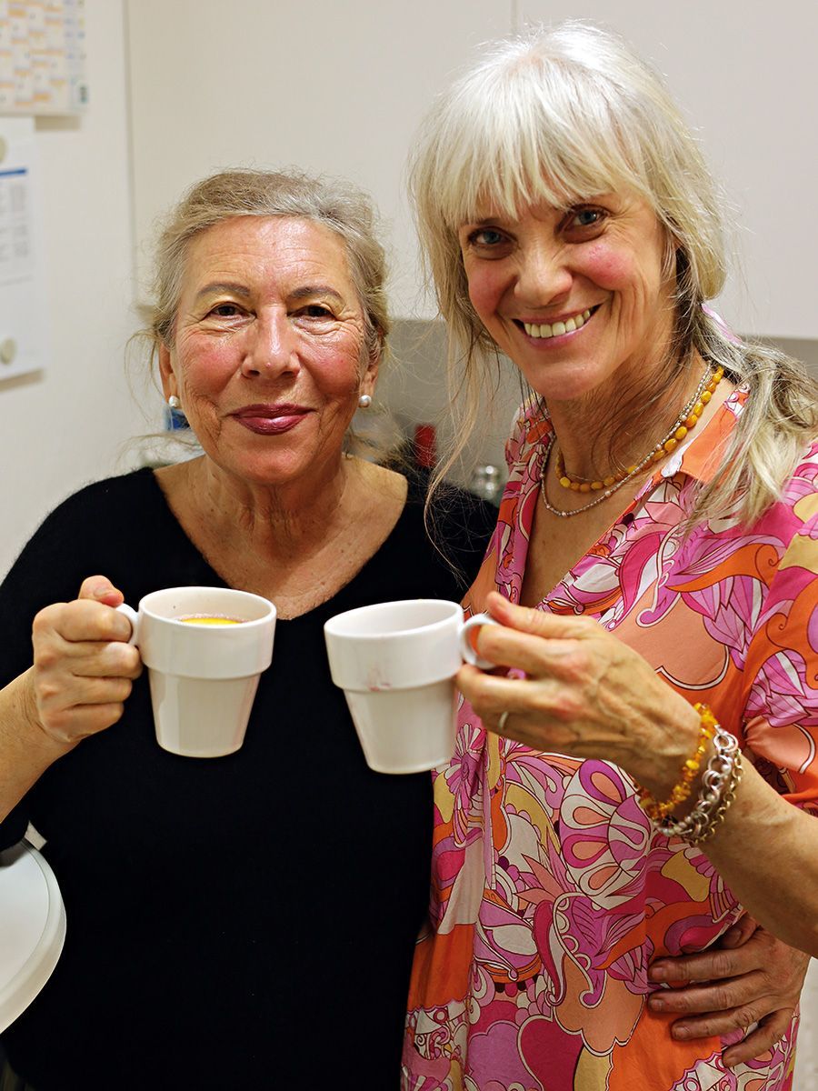 Zwei Künstlerinnen des Vereins stoßen bei der Weihnachtsfeier mit Glühwein an. Foto: Dieter Weißenberger