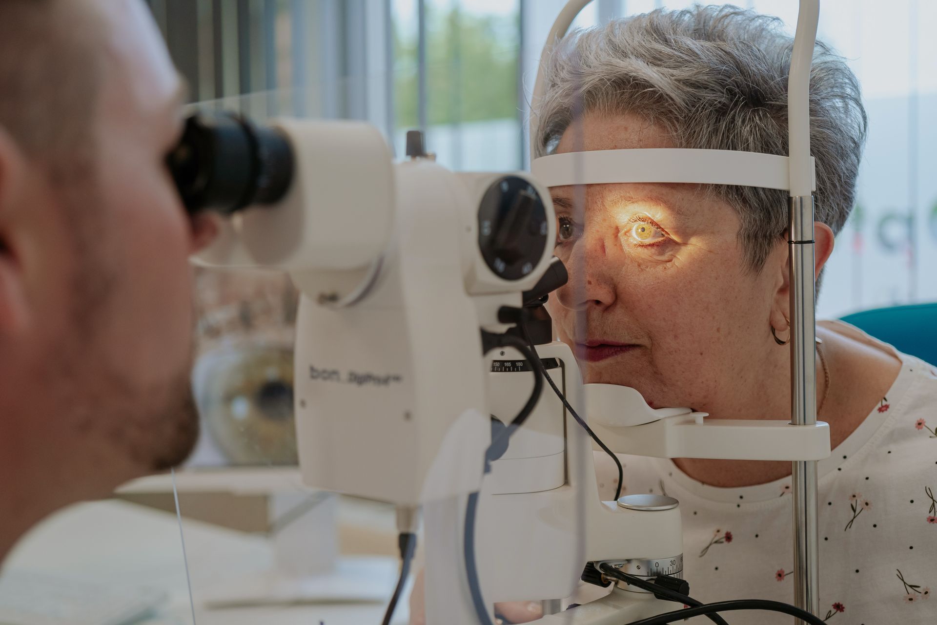 Untersuchung der Augen an der Spaltlampe