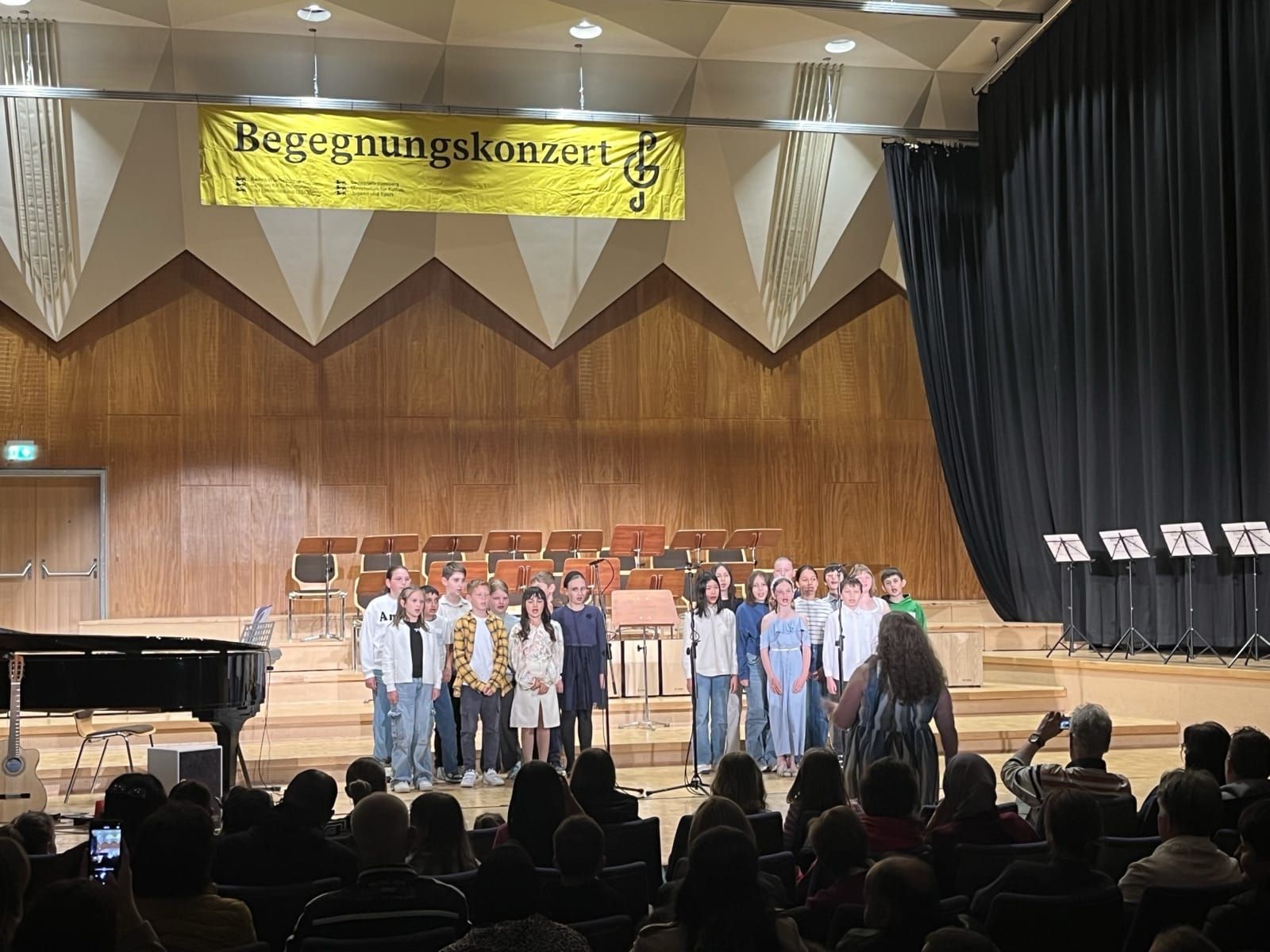 Die Klasse 4b steht auf der Bühne