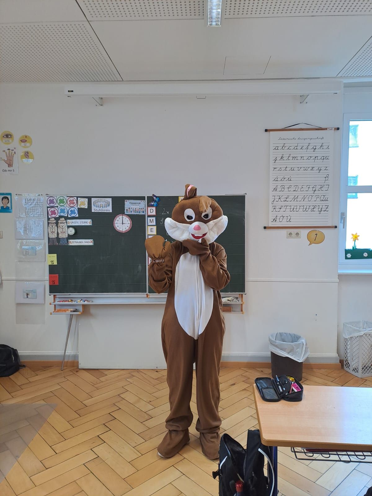 Osterhase steht im Klassenzimmer