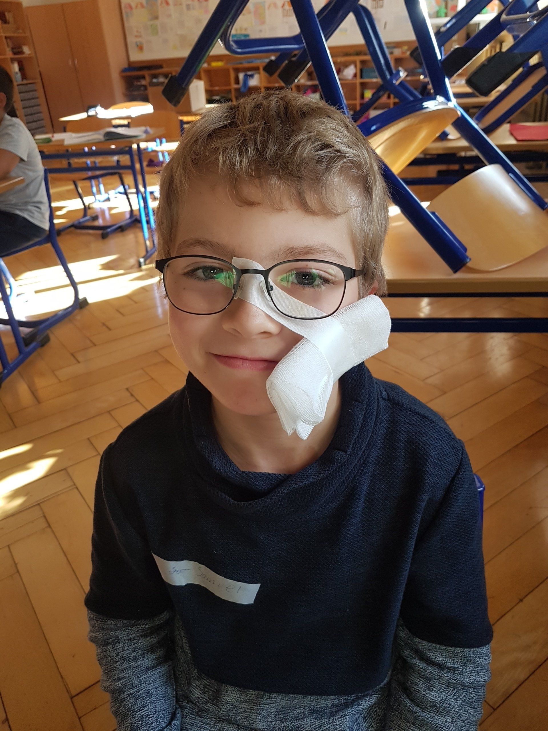 Ein Kind mit einem Verband im Gesicht