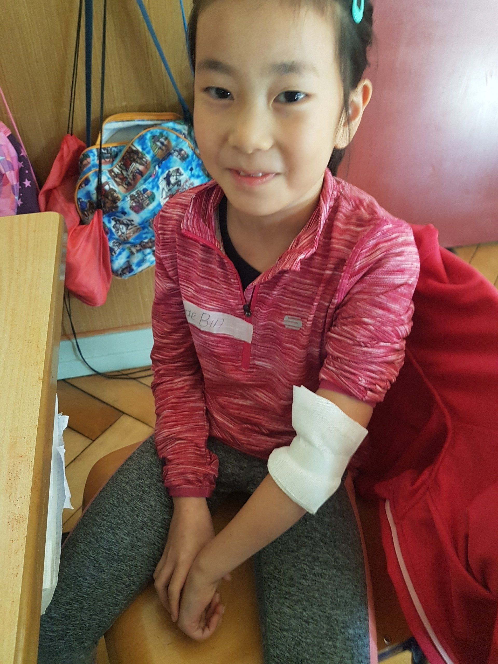 Ein Kind mit einem Verband am Arm