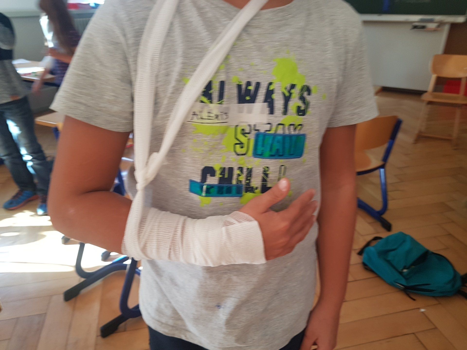 Ein kind mit einer Armbinde