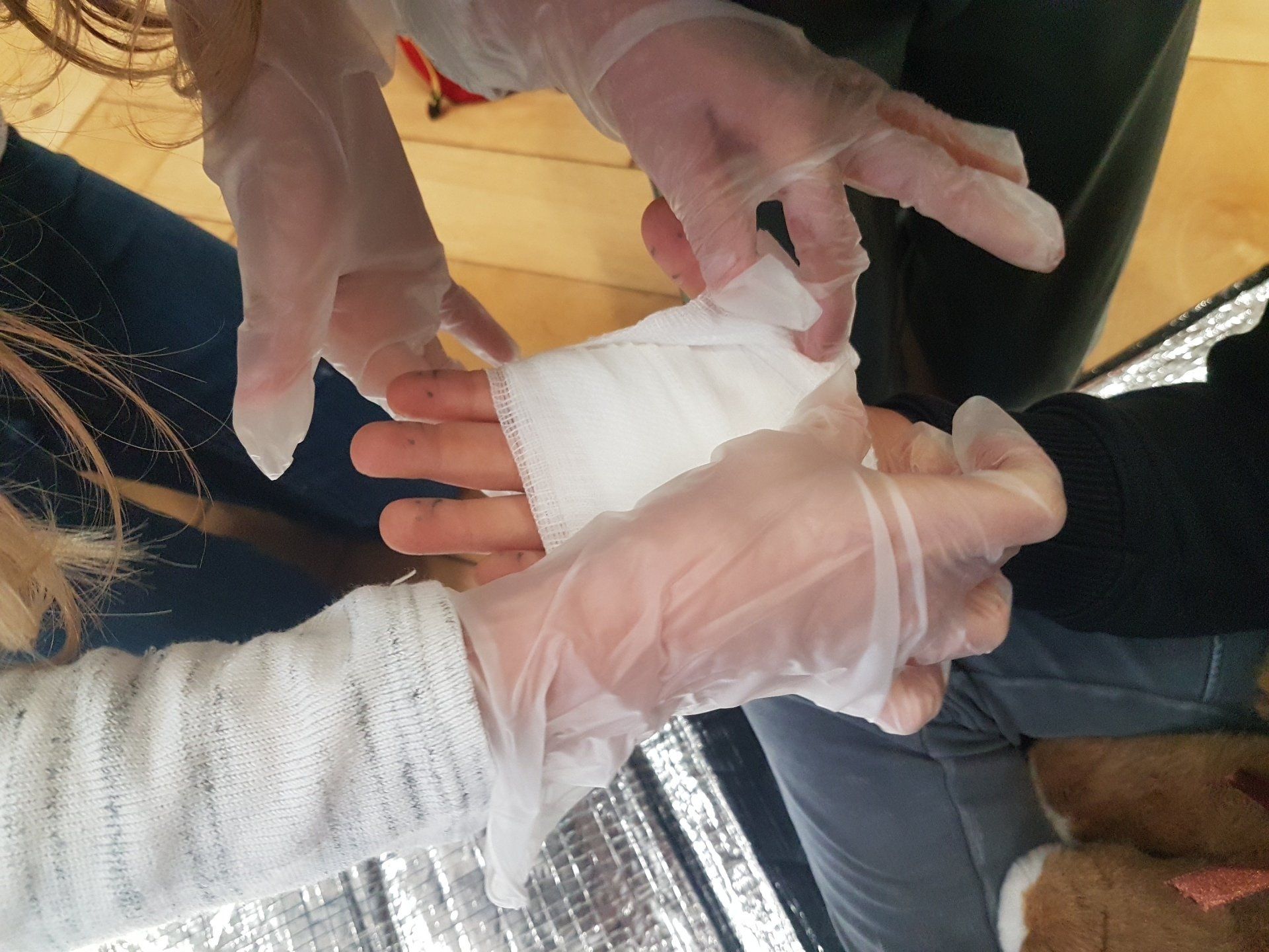 Eine Hand mit einem Verband