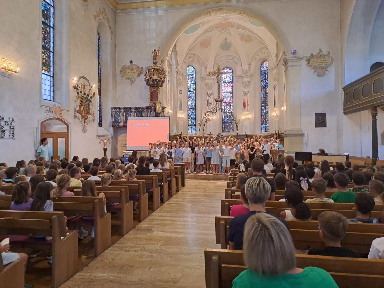 Kinder singen in der Kirche.