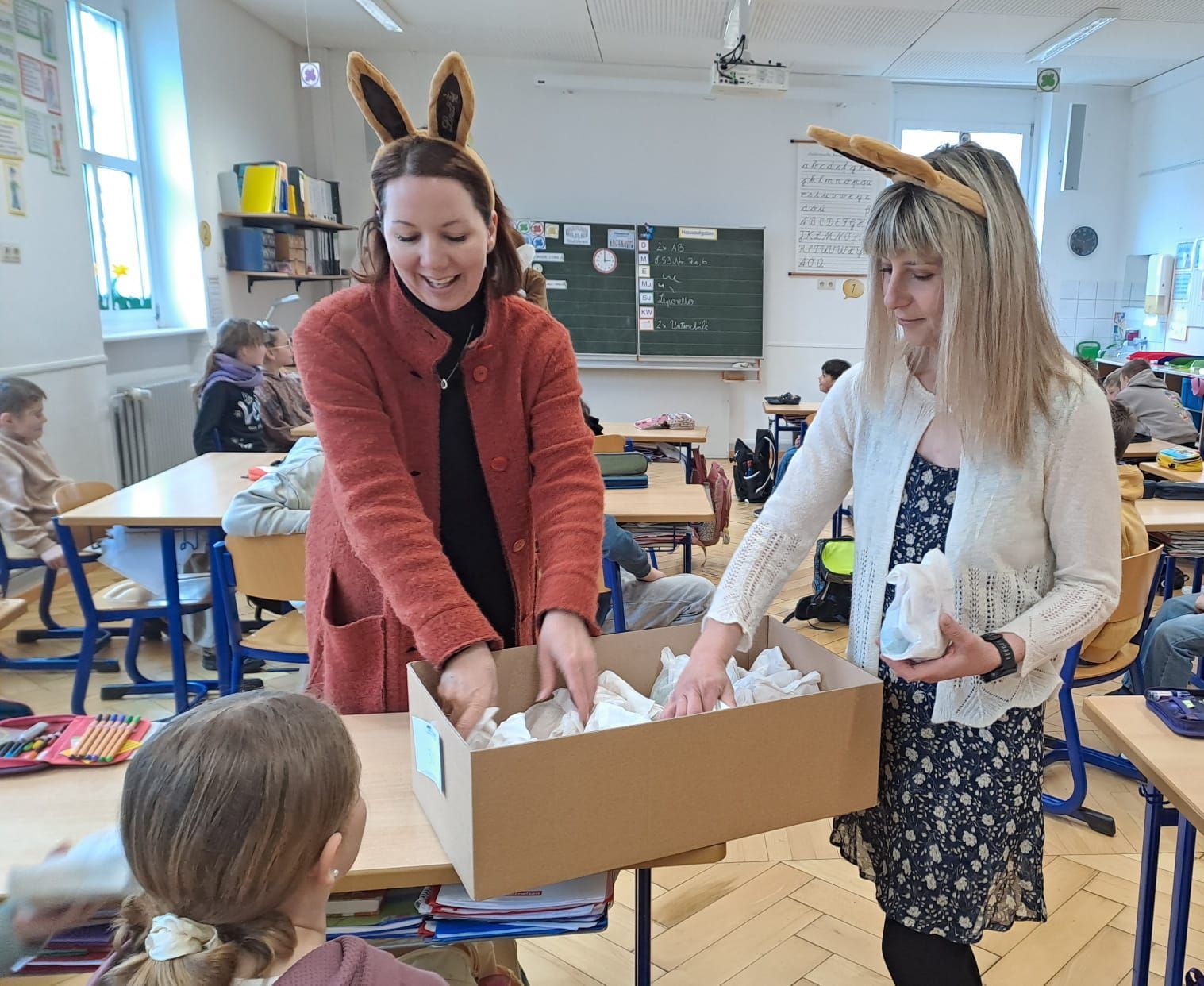 Helferinnen verteilen Ostergeschenke