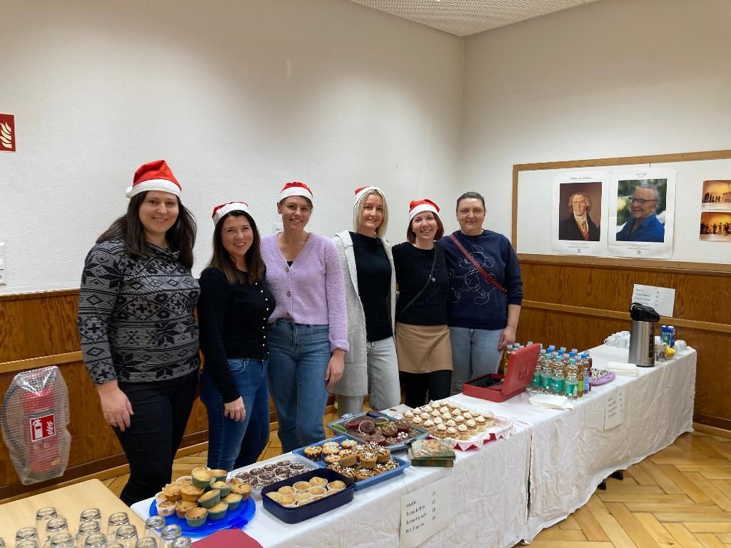 Eltern verkaufen Kuchen im Elterncafé.