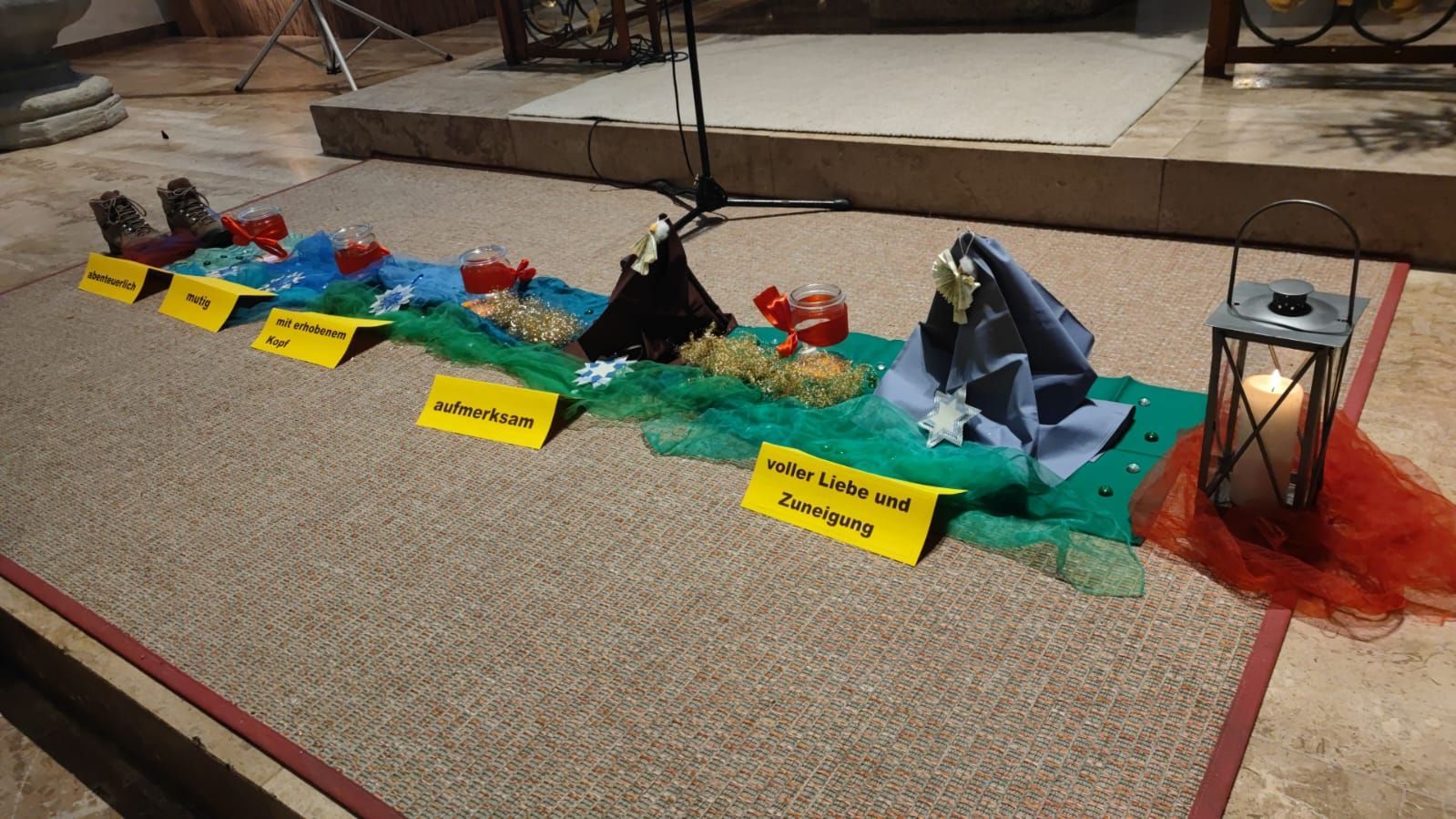 Wortkarten, die den Weg zu Gott beschreiben.