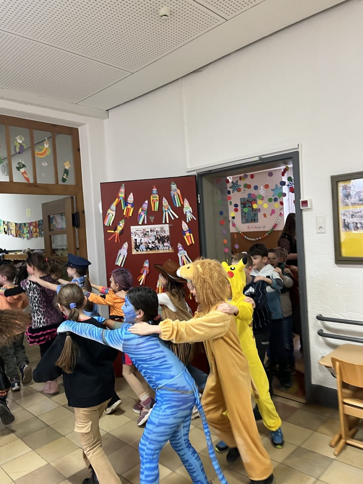 Verkleidete Kinder machen eine Polonaise