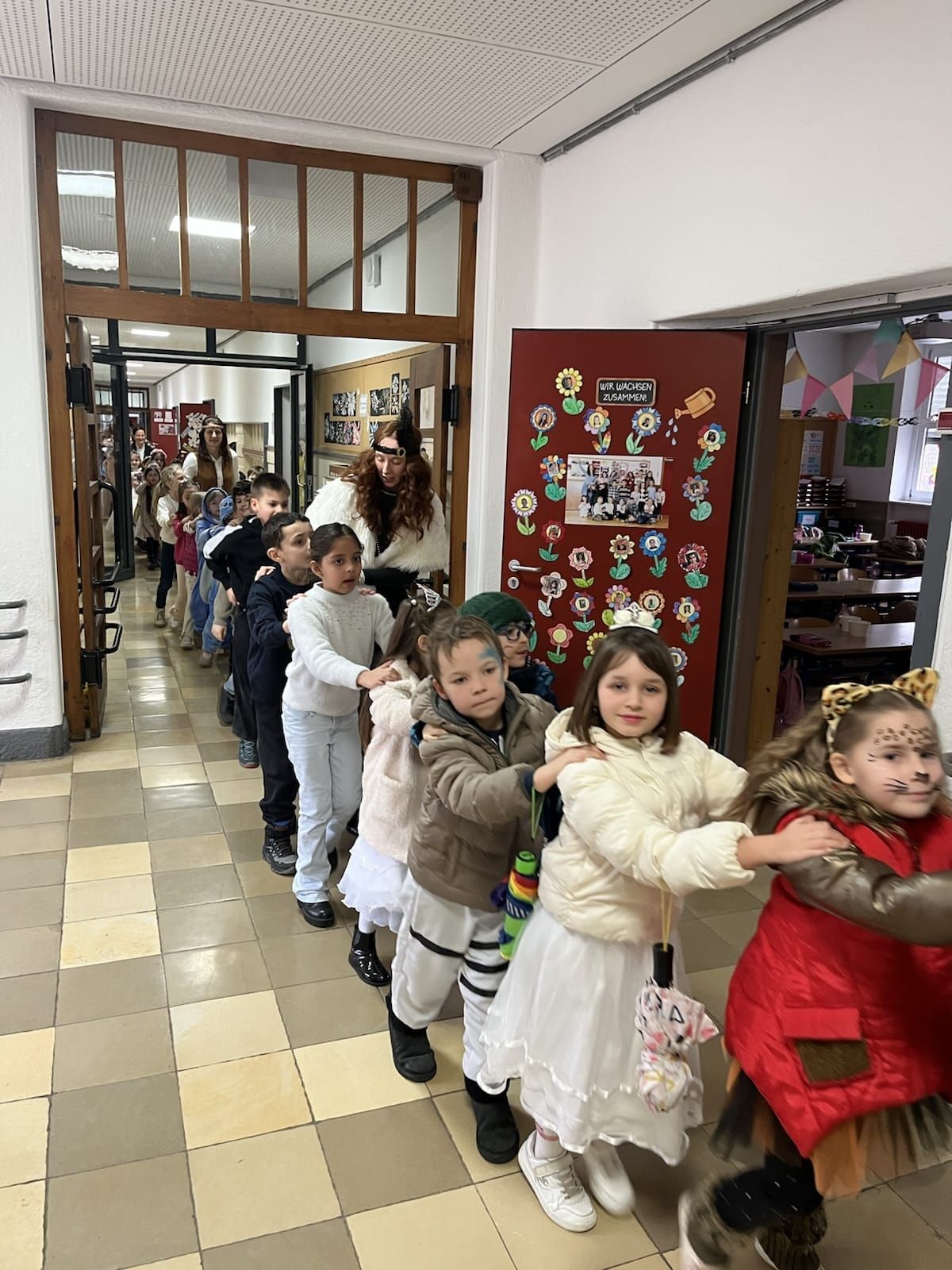 Verkleidete Kinder machen eine Polonaise