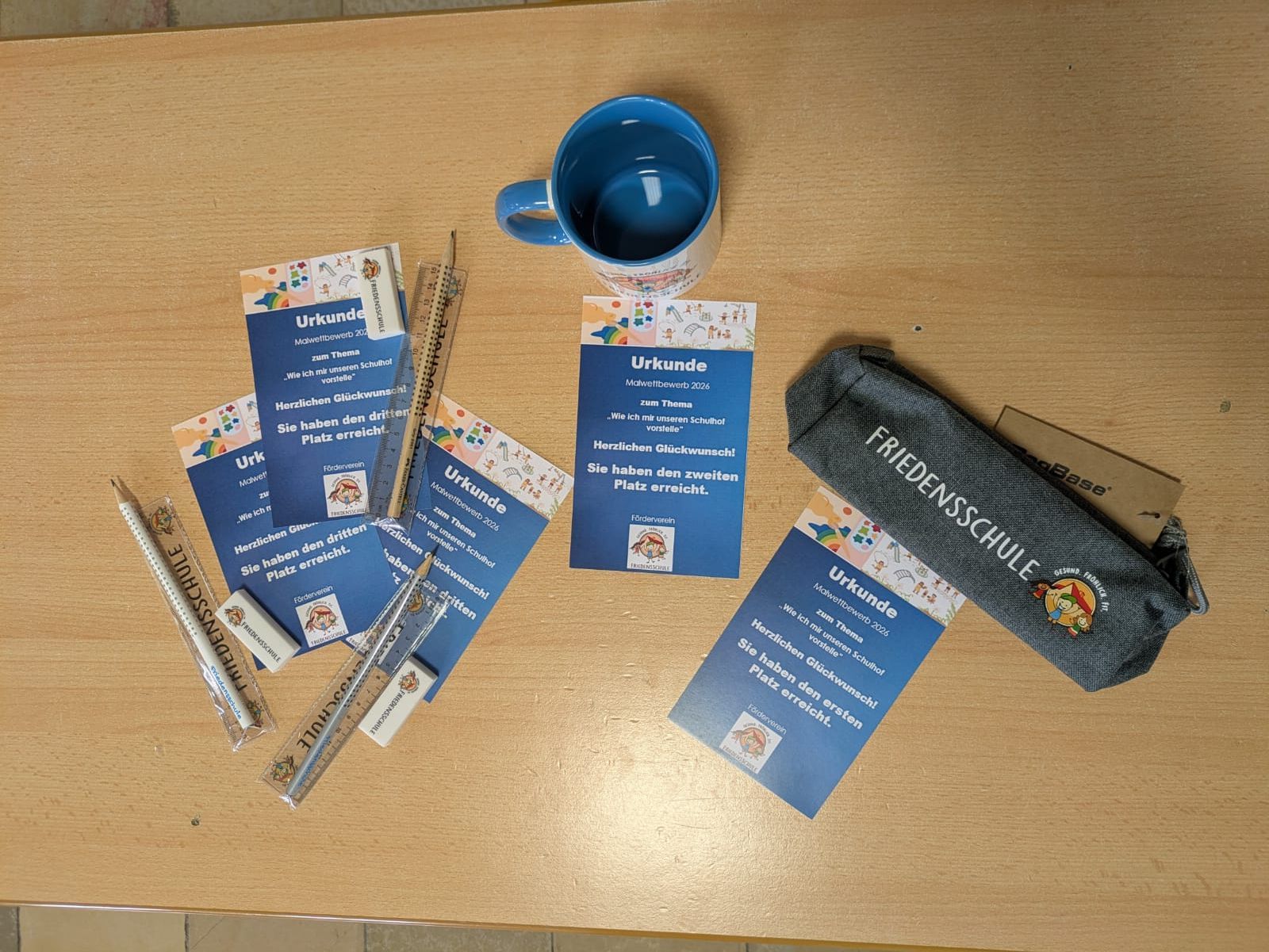Mäppchen, Stifte und eine Tasse als Preise