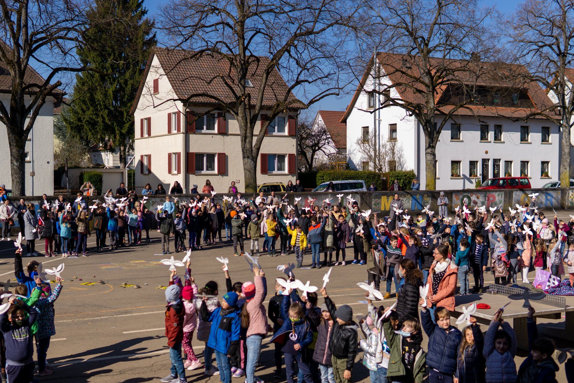 Ein Schulhof mit Kindern an einem sonnigen Tag