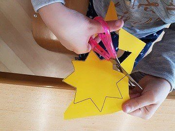 Ein Kind schneidet eine Stern aus