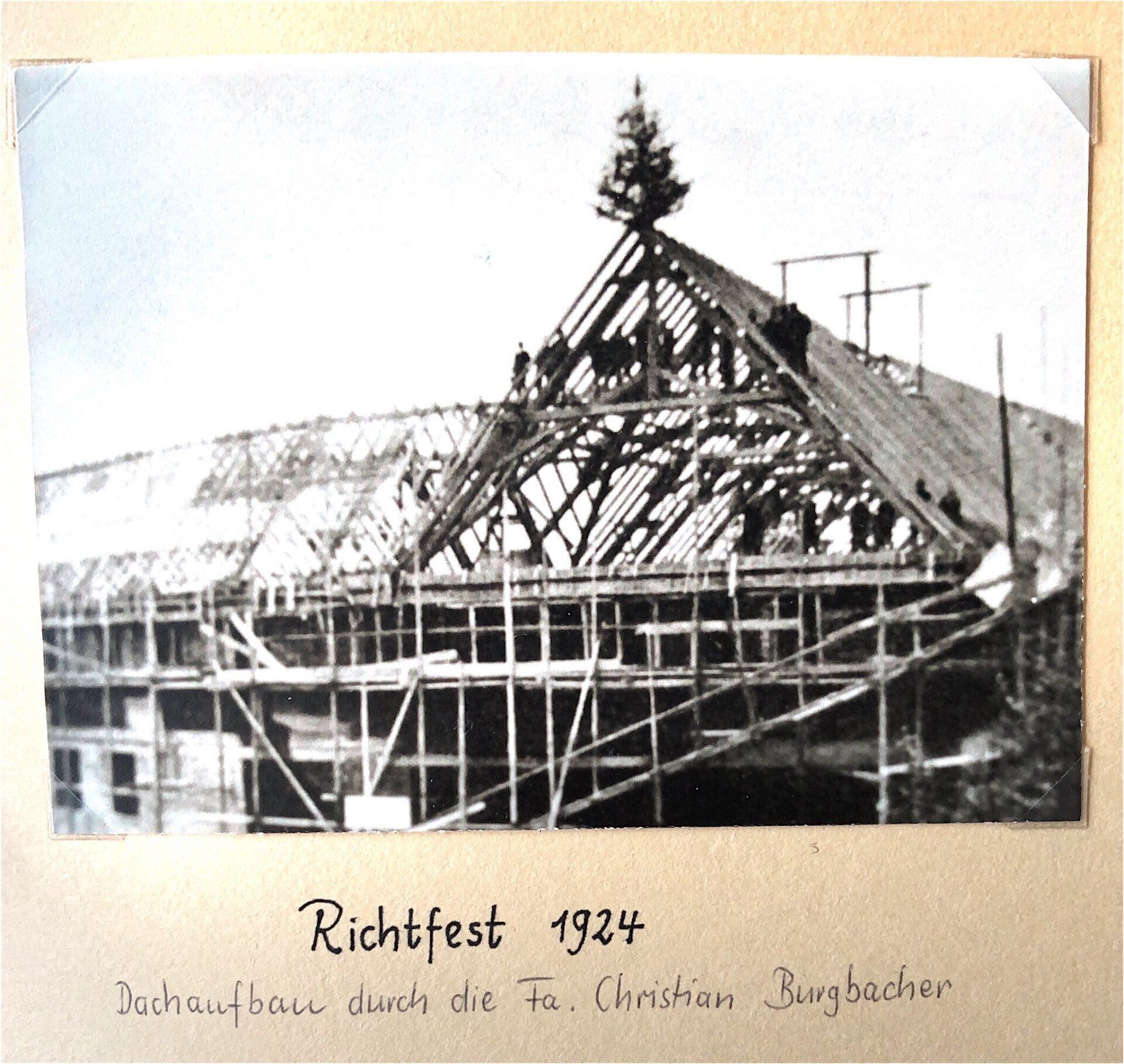 Bild vom Dachbau der Friedensschule