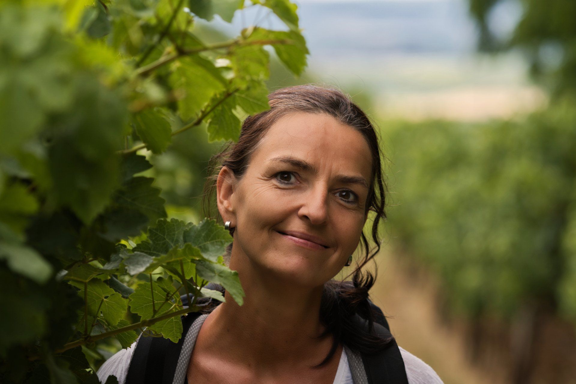 Pia Blaskowitz Pia Blaskowitz, lächelnd, Natur, wandern, natürlich, Weinberg, Weinreben