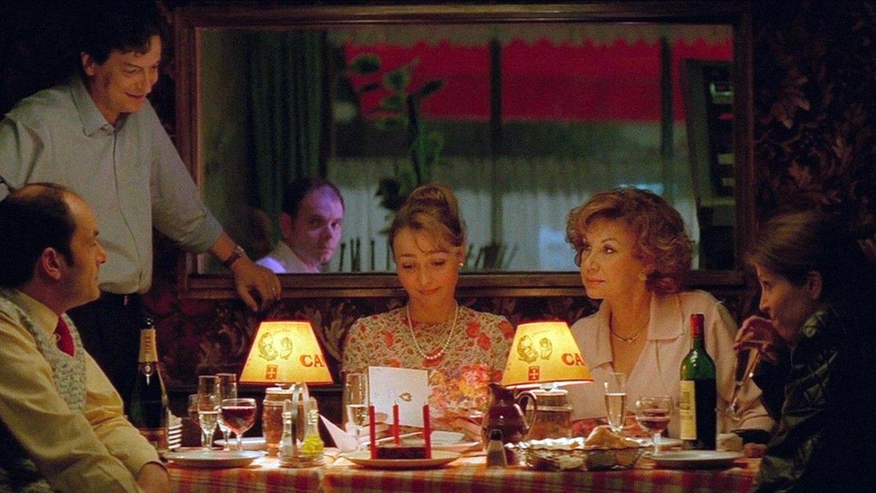 Famille lors d'un repas en train d'échanger