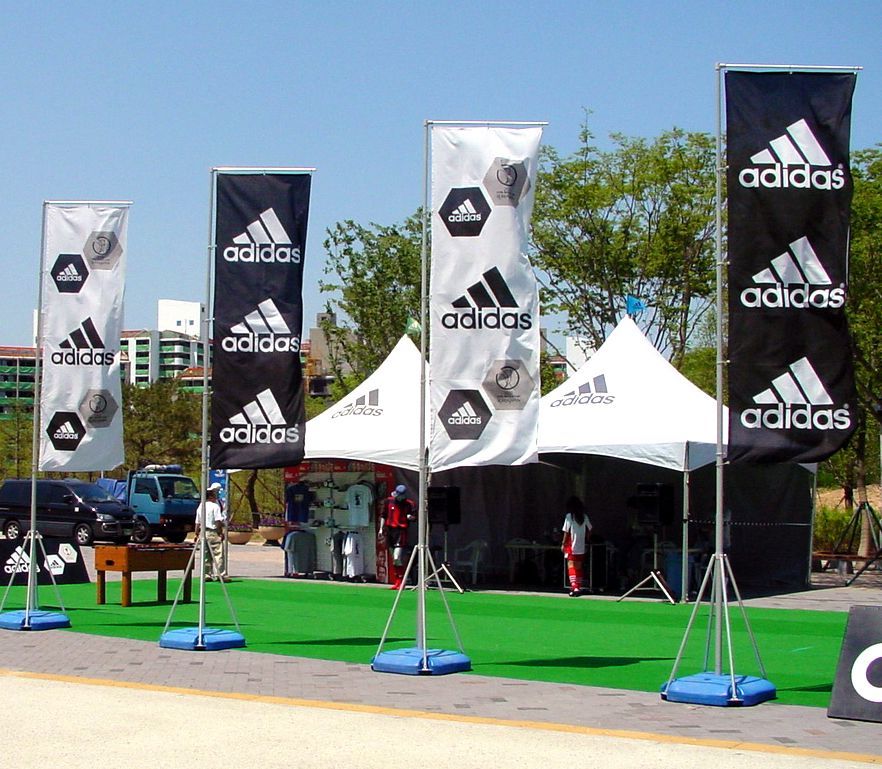 Große robuste Fahnen mit Logo Druck für Outdoor Veranstaltungen