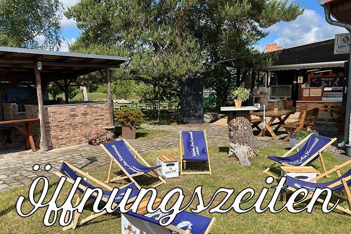 Gemütlicher Biergarten mit blauen Liegestühlen, Holztischen und viel Grün im Hintergrund. Auf dem Bild steht in großer Schrift „Öffnungszeiten“.
