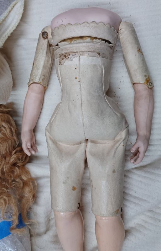 corps de la poupée ancienne Bru en cuir à restaurer face