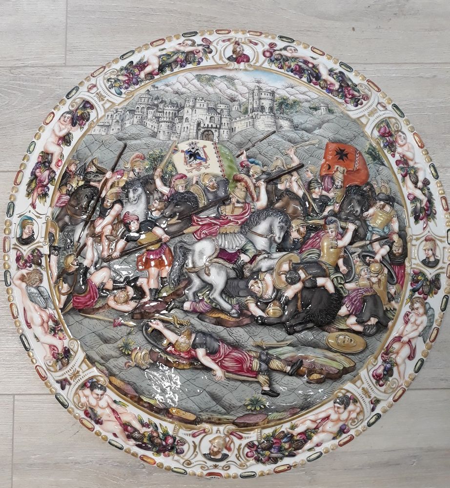 restauration de céramique bouclier en porcelaine Capodimonte Naples fin XIXème