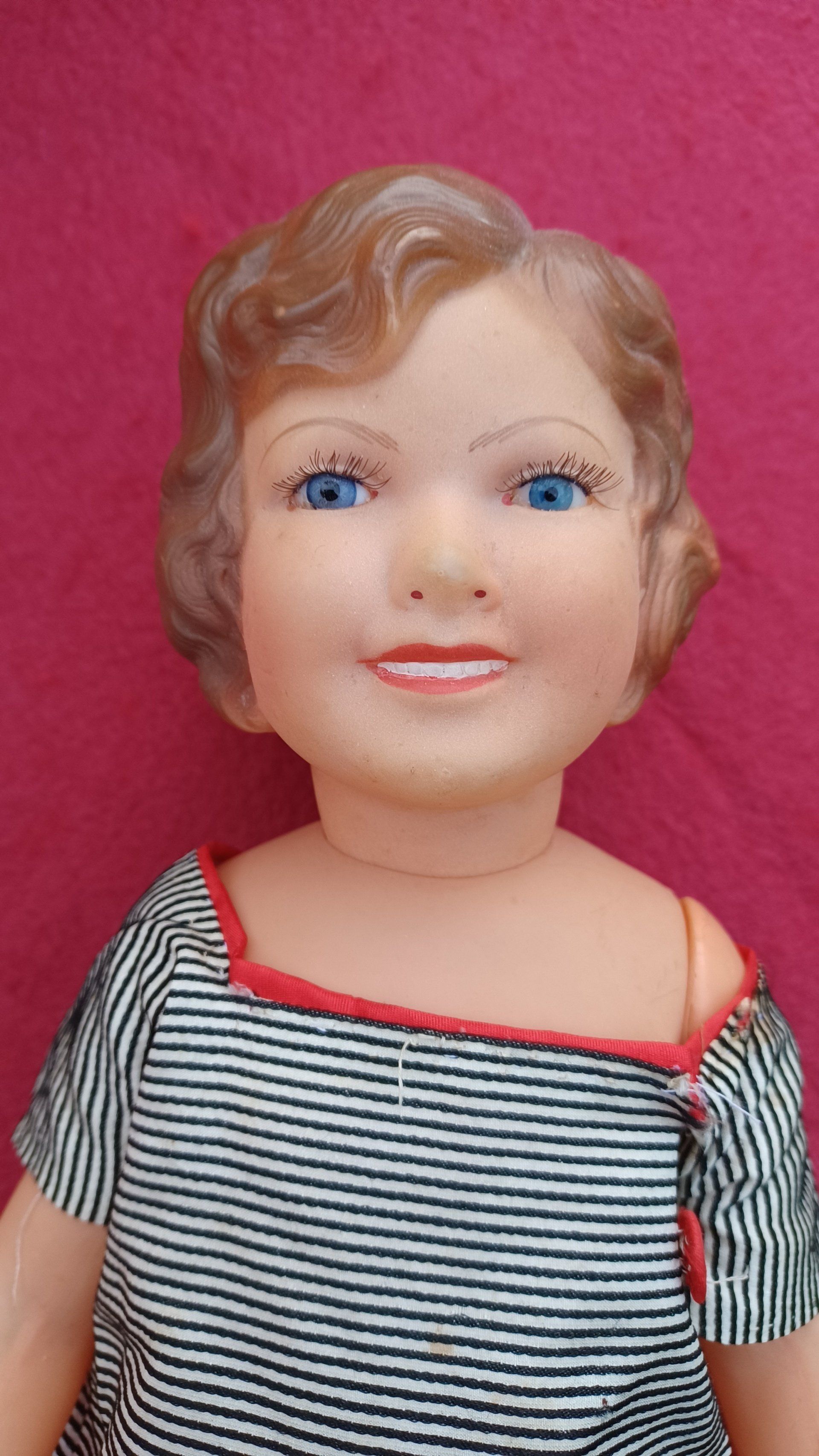 Poupée Marie-France avec un corps fin de jeune fille et yeux en verre