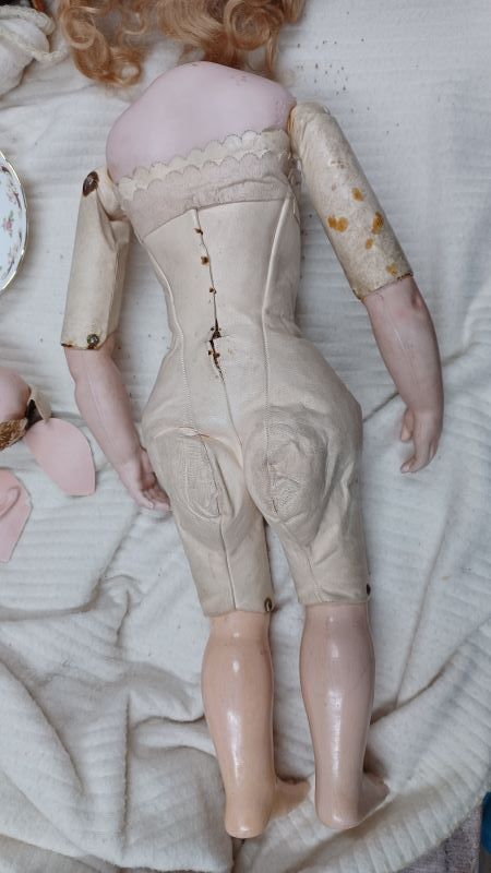 corps de la poupée ancienne Bru en cuir dos