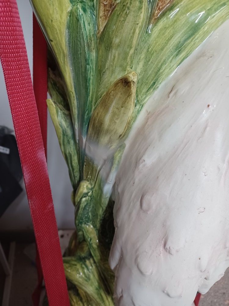 Colonne Delphin Massier en cours de retouche - restauration de céramique - barbotine