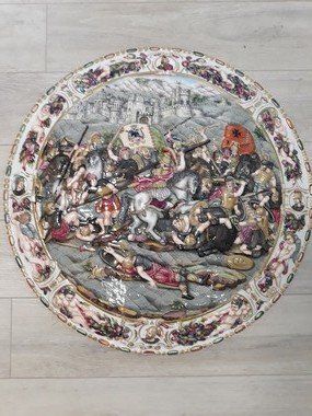 Ensemble du bouclier en porcelaine après restauration