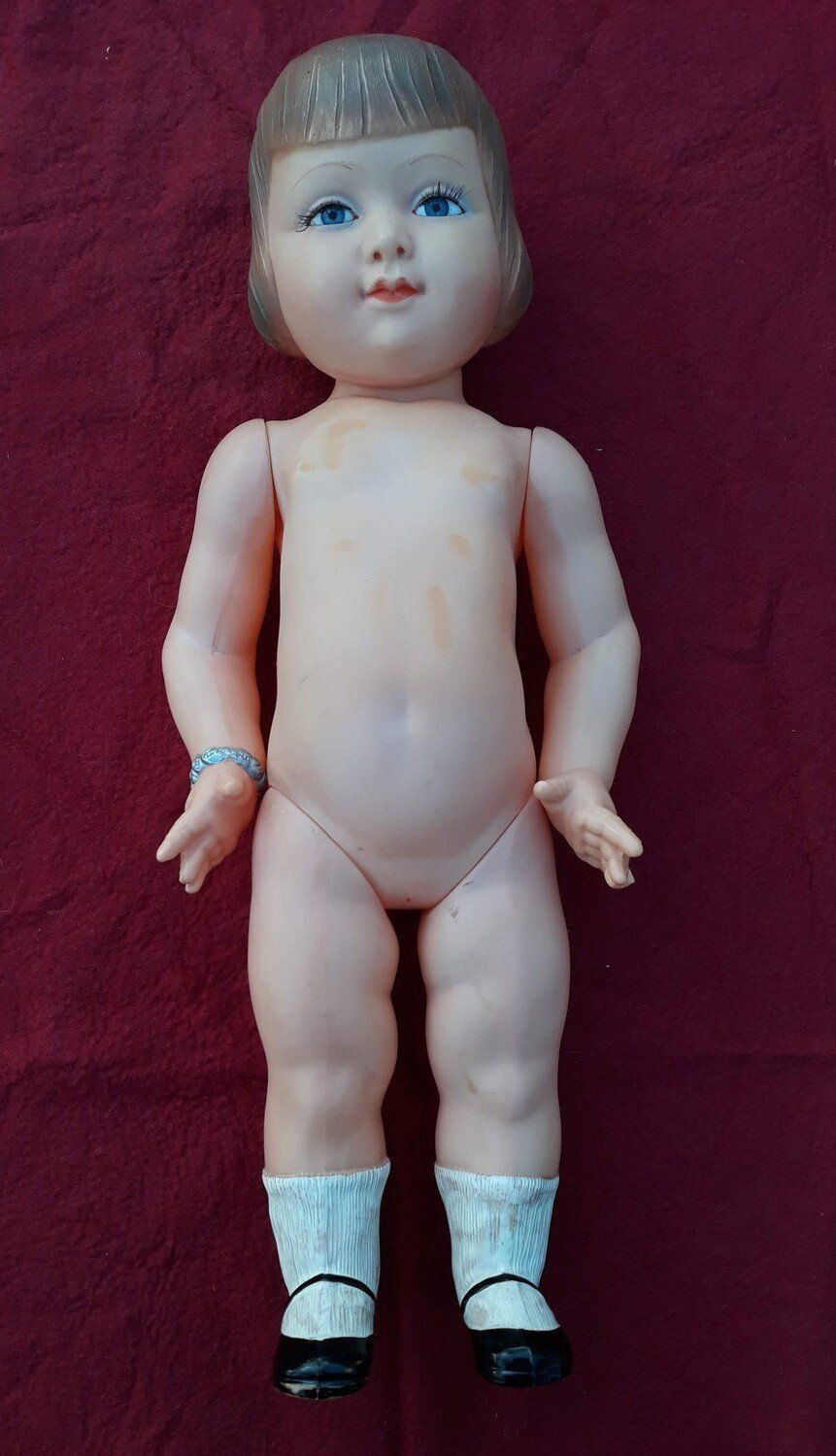 Poupée Petitcollin modèle Jeanne d'Arc avec son corps particulier un bracelet au poignet droit, chaussures peintes.