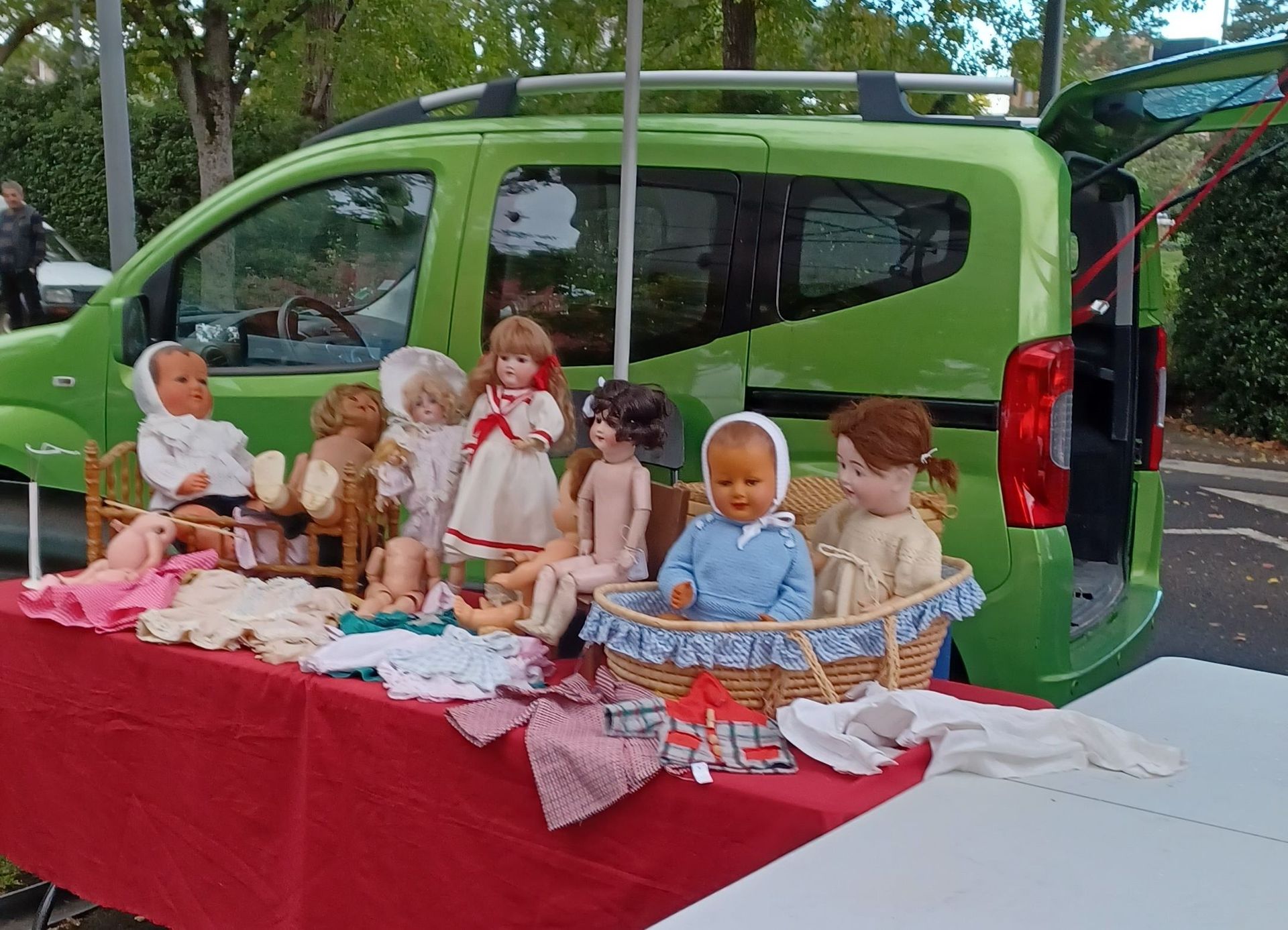 Poupées anciennes Poupées anciennes dans le jardin déconfinement
