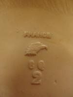 Tête d'aigle surmontant le numéro de la taille